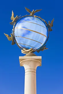 Illuminated world globe in Maidan Nezalezhnosti, (Independence Square) Kiev, Ukraine Illuminated world globe in Maidan Nezalezhnosti, (Independence Square) Kiev, Ukraine