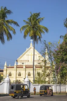 India, Kerala, Cochin - Kochi, Fort Kochi, Auto rickshaws passing infront of the Santa India, Kerala, Cochin - Kochi, Fort Kochi, Auto rickshaws passing infront of the Santa