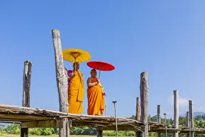 Monks at Su Tong Pae Bridge, Mae Hong Son, Northern Thailand, Thailand Monks at Su Tong Pae Bridge, Mae Hong Son, Northern Thailand, Thailand