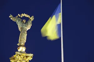 Monument to Berehynia and Ukrainian flag in Independence Square (Maydan Nezalezhnosti) Monument to Berehynia and Ukrainian flag in Independence Square (Maydan Nezalezhnosti)