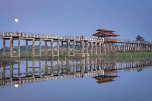 Moon rising over U Bein bridge against sky, Amarapura, Amarapura Township, Mandalay Moon rising over U Bein bridge against sky, Amarapura, Amarapura Township, Mandalay