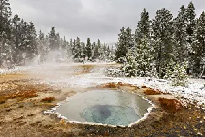 Old faithful, Upper Geyser Basin, Yellowstone National Park, Wyoming, USA Old faithful, Upper Geyser Basin, Yellowstone National Park, Wyoming, USA