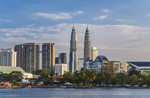 Petronas Towers and city skyline, Lake Titiwangsa, Kuala Lumpur, Malaysia Petronas Towers and city skyline, Lake Titiwangsa, Kuala Lumpur, Malaysia