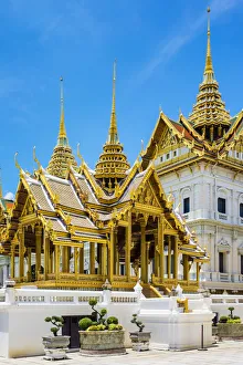 Phra Thinang Aphorn Phimok Prasat pavilion in front of Phra Thinang Chakri Maha Prasat Phra Thinang Aphorn Phimok Prasat pavilion in front of Phra Thinang Chakri Maha Prasat