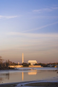 Images Dated 2005 December: Potomac River Print featuring Lincoln Memorial and Washington Monument