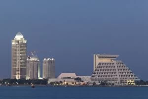 Images Dated 15th February 2007: Qatar, Doha, West Bay & Sheraton Doha Hotel
