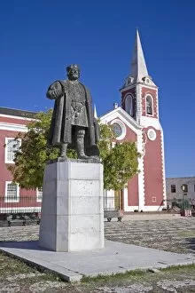 Nampula Collection: A statue of Vasco de Gama stands in front of the old
