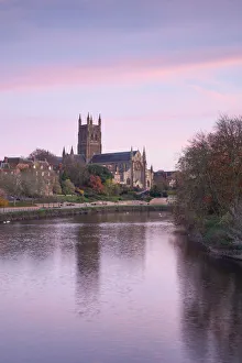 UK, England, West Midlands, Worcestershire, Worcester, Worcester Cathedral reflecting in River Severn UK, England, West Midlands, Worcestershire, Worcester, Worcester Cathedral reflecting in River Severn