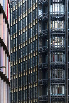 View of the modern facade of 10 Fleet Place by Skidmore, Owings & Merrill LLP (SOM) View of the modern facade of 10 Fleet Place by Skidmore, Owings & Merrill LLP (SOM)