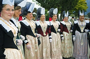 Women in traditional costume at the Unspunnen Bicentenary Festival Women in traditional costume at the Unspunnen Bicentenary Festival