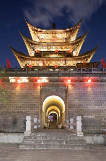 Wu Hua Gate at dusk, Dali, Yunnan, China Wu Hua Gate at dusk, Dali, Yunnan, China