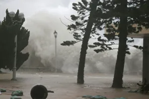 High waves hit the shore at Heng Fa Chuen, a residental district near the waterfront High waves hit the shore at Heng Fa Chuen, a residental district near the waterfront
