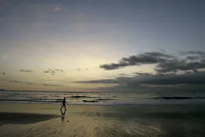 SUN SETS OVER JIMBARAN BAY ON THE RESORT ISLAND OF BALI SUN SETS OVER JIMBARAN BAY ON THE RESORT ISLAND OF BALI