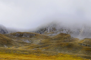 Italian National Park Scenery Prints: View of mountain plateau in low cloud