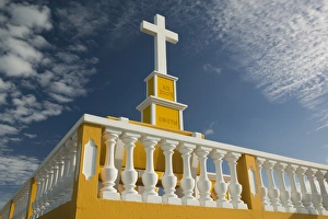 ABC Islands - BONAIRE - Seru Largu: Memorial Cross atop Seru Largu (el. 123 meters) ABC Islands - BONAIRE - Seru Largu: Memorial Cross atop Seru Largu (el. 123 meters)