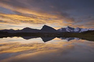 Canada, British Columbia. Sunrise over the Rainbow Range, seen from Mumm Basin Canada, British Columbia. Sunrise over the Rainbow Range, seen from Mumm Basin