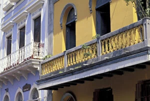 Images Dated 6th November 2003: CARIBBEAN, Puerto Rico, Old San Juan Colorful old buildings with balconies