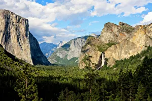 Classic Tunnel-View, Bridalveil Falls, El Capitan and Half Dome. Yosemite, California, US Classic Tunnel-View, Bridalveil Falls, El Capitan and Half Dome. Yosemite, California, US