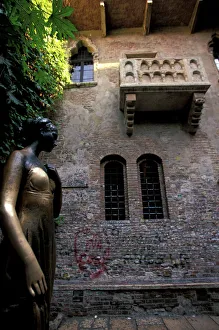 Italy, Veneto, Verona. Juliettes Home, balcony and statue Italy, Veneto, Verona. Juliettes Home, balcony and statue