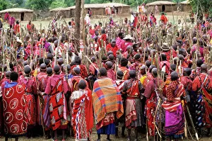 Images Dated 3rd October 2006: Lolgorian, Kenya. Siria Msai Manyatta; mass of women with sticks prepared ready