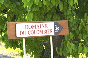 A sign indicting the entrance to the winery 30 metres away. Domaine du Colombier A sign indicting the entrance to the winery 30 metres away. Domaine du Colombier