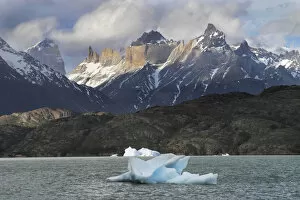 Images Dated 11th November 2002: South America Chile Patagonia Torres del Paine National Park Iceberg