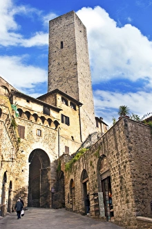 Stone Arch de Becci de Cuganesi Tower Narrow Street Via San Giovani San Gimignano Stone Arch de Becci de Cuganesi Tower Narrow Street Via San Giovani San Gimignano