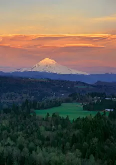 Images Dated 24th May 2005: Sunset light colors clouds over Mt Hood, Oregon Cascades