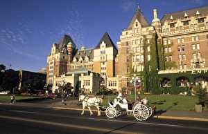 Tourist in horse drawn carriage in front of the famous Empress Hotel in beautiful Tourist in horse drawn carriage in front of the famous Empress Hotel in beautiful