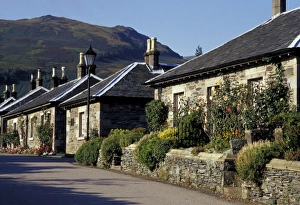 Images Dated 26th January 2011: Luss Highlands Cottage Print