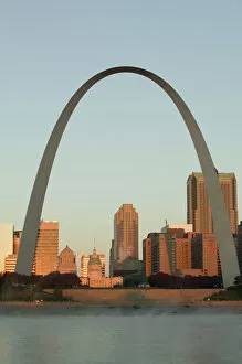 Images Dated 26th October 2005: USA, Missouri, St. Louis: Gateway Arch Area & Old Courthouse at Sunrise