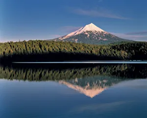 USA, Oregon, Mt McLoughlin. The dormant volcano, Mt McLoughlin, is at the south end USA, Oregon, Mt McLoughlin. The dormant volcano, Mt McLoughlin, is at the south end