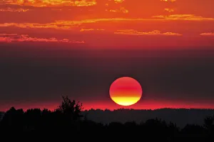 USA, Oregon, Portland. Vivid red sunset. Credit as: Steve Terrill / Jaynes Gallery USA, Oregon, Portland. Vivid red sunset. Credit as: Steve Terrill / Jaynes Gallery