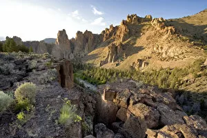 Images Dated 9th June 2006: USA, Oregon, Smith Rocks SP. The Crooked River flows through Smith Rocks State Park