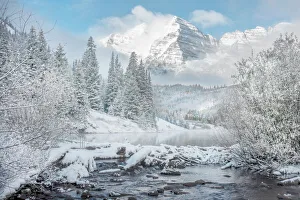 Winter comes to the maroon bells near Aspen Colorado in the Rocky Mountains Winter comes to the maroon bells near Aspen Colorado in the Rocky Mountains
