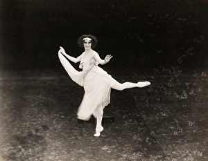 ANNA PAVLOVA (1885-1931). Russian dancer. Photographed in 1915 ANNA PAVLOVA (1885-1931). Russian dancer. Photographed in 1915