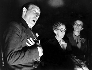 ENGLISH SEANCE. The medium Horace S. Hambling in a trance, insisting the spirit of Moon Trail, a dead Indian ENGLISH SEANCE. The medium Horace S. Hambling in a trance, insisting the spirit of Moon Trail, a dead Indian