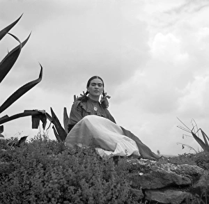 FRIDA KAHLO (1907-1954). Mexican artist. Photographed by Toni Frissell, 1937 FRIDA KAHLO (1907-1954). Mexican artist. Photographed by Toni Frissell, 1937