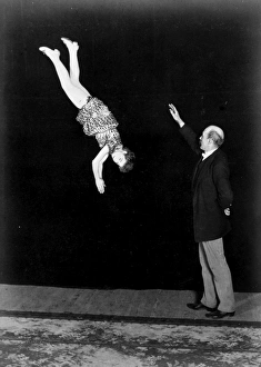 HARRY KELLAR (1849-1922). American magician. A new aerial illusion exhibited by Kellar HARRY KELLAR (1849-1922). American magician. A new aerial illusion exhibited by Kellar