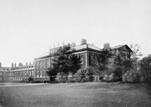 LONDON: KENSINGTON PALACE. View of Kensington Palace, the British royal residence at Kensington LONDON: KENSINGTON PALACE. View of Kensington Palace, the British royal residence at Kensington