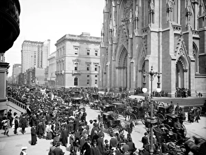 NEW YORK: FIFTH AVENUE. Crowds in front of St NEW YORK: FIFTH AVENUE. Crowds in front of St