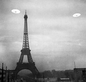 UFO: PARIS. Photograph of UFOs in Paris, France UFO: PARIS. Photograph of UFOs in Paris, France