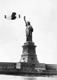 Wilbur Wright flying past the Statue of Liberty on his way from Governors Island to Wilbur Wright flying past the Statue of Liberty on his way from Governors Island to