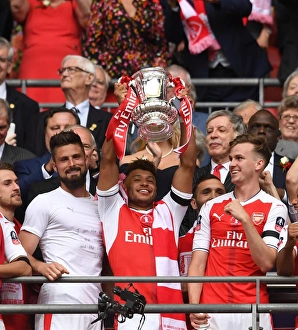 Alex Oxlade-Chamberlain (Arsenal) lifts the FA Cup. Arsenal 2:1 Chelsea. FA Cup Final Alex Oxlade-Chamberlain (Arsenal) lifts the FA Cup. Arsenal 2:1 Chelsea. FA Cup Final