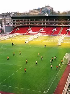 Images Dated 30th December 2005: The Arsenal team train on the pitch at Highbury