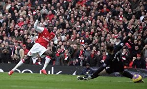 Images Dated 22nd December 2007: Emmanuel Adebayor scores Arsenals 1st goal past Paul Robinson (Spurs)