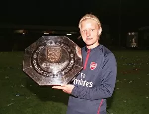 Images Dated 7th September 2006: Katie Chapman (Arsenal Ladies) with the Community Shield