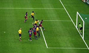 Sol Campbell heads Arsenals goal past Victor Valdes (Barcelona) Sol Campbell heads Arsenals goal past Victor Valdes (Barcelona)