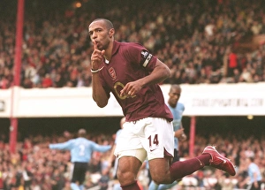 Thierry Henry (Arsenal) celebrates Arsenals goal. Arsenal 1:0 Manchester City Thierry Henry (Arsenal) celebrates Arsenals goal. Arsenal 1:0 Manchester City
