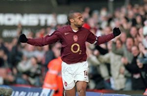 Thierry Henry celebrates scoring Arsenals 3rd goal his 2nd. Fulham 0:4 Arsenal Thierry Henry celebrates scoring Arsenals 3rd goal his 2nd. Fulham 0:4 Arsenal
